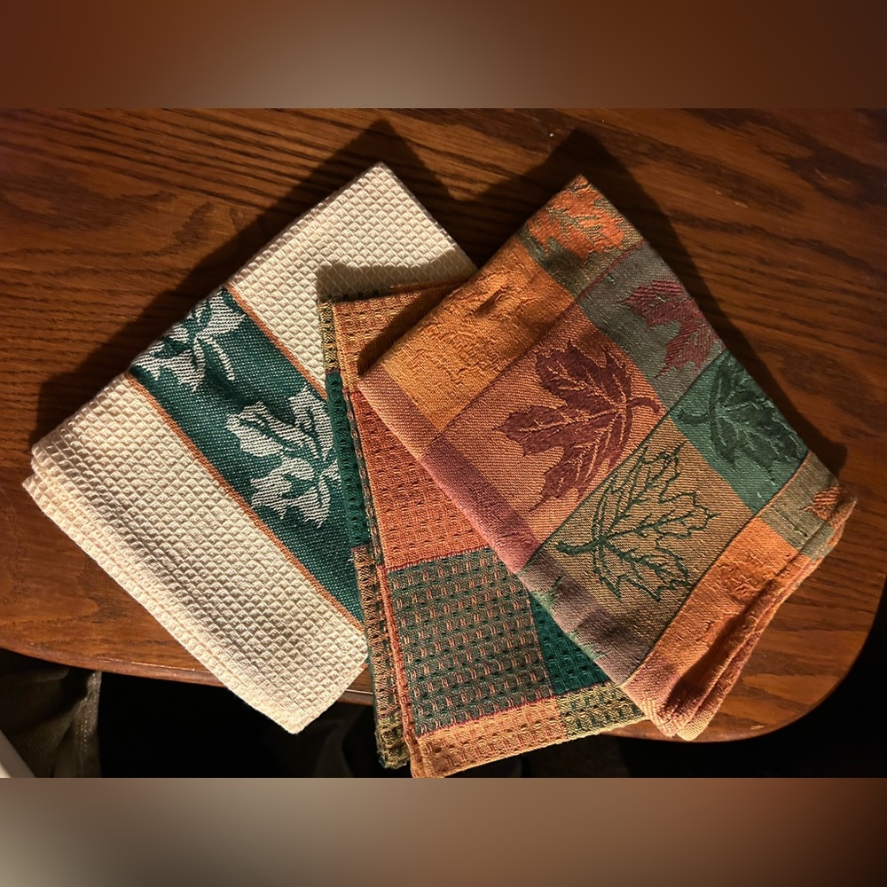 Set of Colorful Leaf Patterned Kitchen Towels. NEW without tags. Each w/hang tab